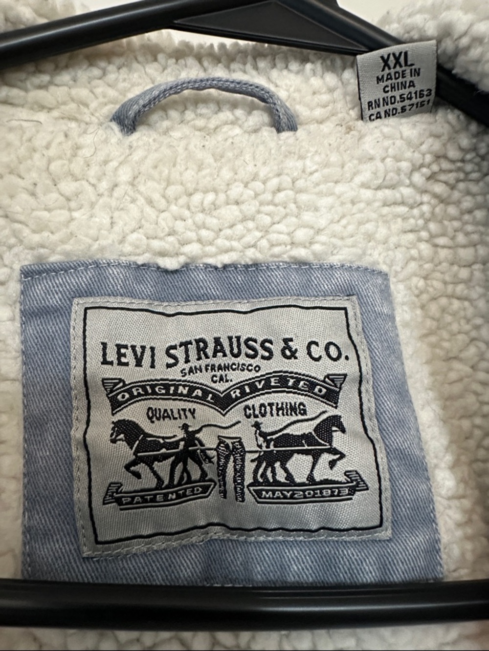 Levi's Acid-Wash Sherpa Denim Jacket in Faded Gray and Cream - Picture 4 of 5